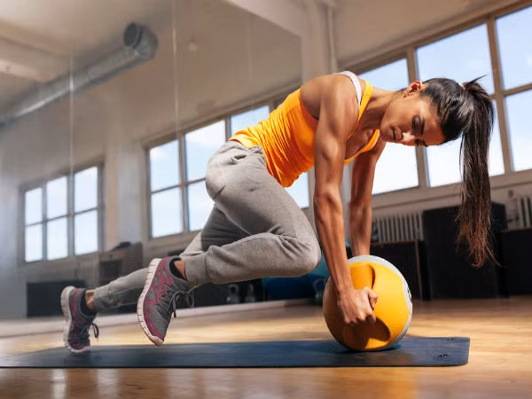 Phục hồi nhanh: Sau khi luyện tập, những bài tập nặng có thể khiến cơ và khớp của bạn bị đau nặng. Tại thời điểm này, tắm nước lạnh sẽ hỗ trợ trong tuần hoàn máu và giúp bạn nhanh hồi phục sau các bài tập vất vả. Ảnh: Boldsky.
