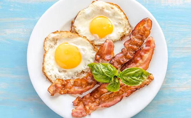Trứng + thịt xông khói: Các nhà khoa học tin rằng sự kết hợp giàu protein yêu thích này không tốt cho sức khoẻ, khiến cơ thể chúng ta tiêu tốn quá nhiều năng lượng để tiêu hóa. Đó là lý do vì sao sau khi ăn trứng và thịt xông khói vào bữa sáng, người ta luôn cảm thấy uể oải dù chỉ bắt đầu ngày mới. Ảnh: Brightside.