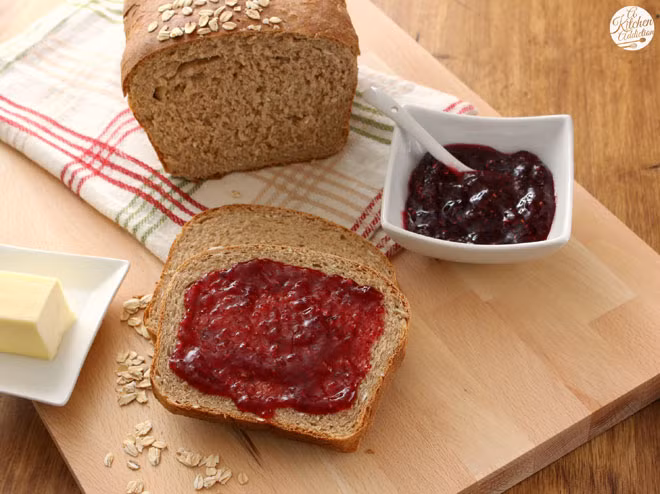 Bánh mì trắng + mứt: Bột mì tinh chế kết hợp với đồ ngọt gây tăng glucose nhanh, cung cấp cho bạn cảm giác được tăng cường năng lượng nhưng chỉ trong một khoảng thời gian ngắn, kéo theo sự kiệt sức và tâm trạng xấu đi. Thêm vào đó, sự kết hợp của bột lên men và đường cũng sẽ gây ra tình trạng bất ổn trong đường ruột của bạn. Ảnh: Brightside.