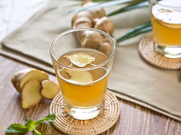10. Nước gừng chanh: Chanh và gừng là sự kết hợp hoàn hảo để bắt đầu quá trình giảm cân. Cả hai thành phần này đều có lợi trong việc làm giảm chất béo và loại bỏ chất độc ra khỏi cơ thể. Vì vậy, hãy pha một cốc nước gừng chanh uống trước khi ngủ để thúc đẩy giảm cân. Ảnh: Boldsky.