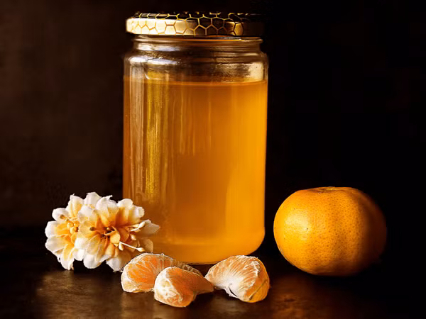 Trộn 1 muỗng canh mật ong và 1 muỗng canh nước cốt chanh trong cốc nước ấm và nhâm nhi một cách chậm rãi. Ảnh: Boldsky.