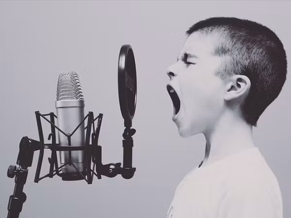 Khi bạn cảm thấy căng thẳng, bạn nên nói về những vấn đề của mình với những người thân yêu và bạn bè. Ảnh: Boldsky.