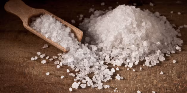 Nếu bị viêm nhiễm, ngứa “cô bé”, bạn nên dùng nước muối ấm hàng ngày 2 lần để rửa “chỗ ấy”. Nước muối sẽ ngăn chặn các loại vi khuẩn phát triển, sinh nôi nảy nở. Ảnh: Internet.
