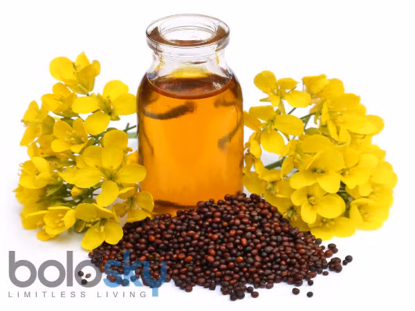 3. Dầu mù tạt: Cho hai thìa dầu mù tạt, thêm một nhánh tỏi và chiên cho đến khi tỏi bị cháy. Lọc dầu và xoa bóp đầu gối bị đau bằng cách di chuyển bàn tay nhẹ nhàng theo vòng tròn. Đây là một trong những biện pháp giảm đau đầu gối tại nhà tốt nhất. Ảnh: Boldsky.