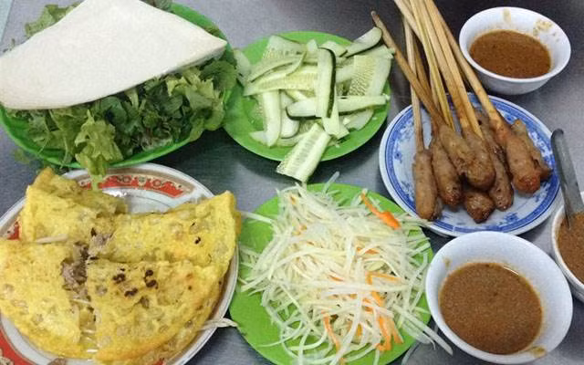 Bánh xèo - Nem lụi: Nếu đã đến Đà Nẵng thì đừng ngần ngại gì thử ngay món bánh xèo - nem lụi đậm chất miền trung này nhé. Bánh xèo ở Đà Nẵng đặc biệt ở phần nước chấm, ăn thơm, béo vị đậu phộng, ăn một lần là nhớ mãi. Ảnh: Foody.