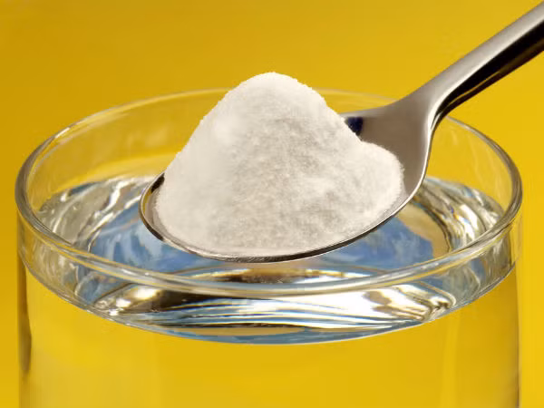 Rửa nước muối: Muối là phương pháp tự nhiên được sử dụng để điều trị các trường hợp nhiễm trùng trong miệng. Nó là một chất kháng viêm cũng như chất khử trùng, giúp diệt vi khuẩn và giảm sưng đau. Súc miệng bằng nước muối vài lần trong mỗi ngày để làm giảm tình trạng chảy máu chân răng. Ảnh: Boldsky.