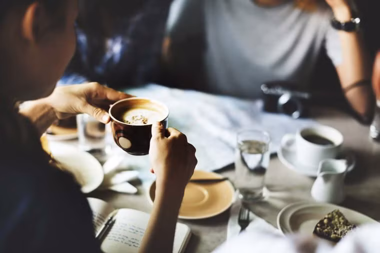 Không lạm dụng caffeine: Caffeine, khi sử dụng hợp lý, có thể giúp mức năng lượng và hiệu năng tổng thể của bạn. Tuy nhiên khi sử dụng quá nhiều có thể làm cho bạn khó ngủ ngon. Ảnh: Shutterstock.