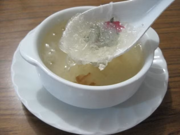 3. Tổ yến của Trung Quốc: Món ăn này được làm từ tổ yến – bao gồm… nước dãi của chim yến trộn lẫn với một số tạp chất khác. Độ protein tinh khiết và giá trị dinh dưỡng trong tổ yến rất cao. Vì vậy, bắt đầu từ đời nhà Minh, tổ yến đã trở thành một trong những món ăn truyền thống cực kỳ quý và đắt giá. Ảnh: Listverse.