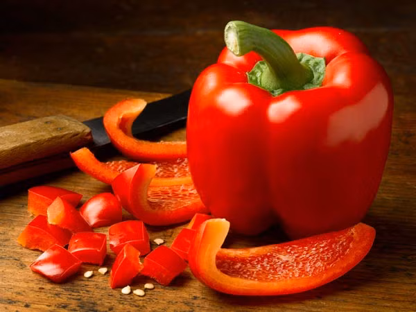 Ớt đỏ: Chúng chứa rất nhiều vitamin C giúp chị em đẹp da và tăng cường miễn dịch. Các nghiên cứu đã chỉ ra rằng ớt đỏ sẽ giúp bạn phục hồi nhanh hơn. Ảnh: Boldsky.