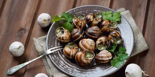 Cách phổ biến nhất là kết hợp ốc sên với bơ và tỏi, gà hoặc rượu vang. Một số nguyên liệu gia tăng hương vị có thể thêm vào như cỏ xạ hương, mùi tây, hạt thông. Ảnh: Marieclaire.