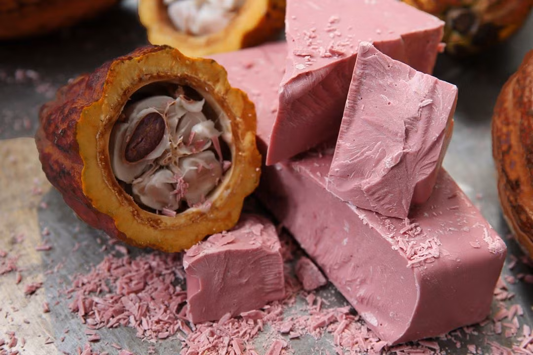 Socola hồng mới lạ này được làm bằng hạt ca cao Ruby đặc biệt chỉ được trồng tại Bờ Biển Ngà, Ecuador và Brazil. Thực phẩm kỳ lạ này có vị thanh nhẹ, khá béo. Ảnh: BS.
