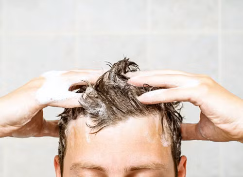 4. Không nên thay dầu gội liên tục: Nếu bạn là người thường xuyên thay dầu gội đầu dựa trên mùi hương thì chính bạn là người đang làm cho các sợi tóc yếu đi. "Đừng thay dầu gội thường xuyên", bác sĩ Gupta cảnh báo. Dầu gội không chứa sunfat là sự lựa chọn tốt nhất cho bạn. Ảnh: Eatthis.