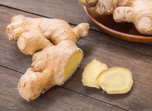 3. Ăn gừng: Gừng là một trong những biện pháp giúp mái tóc khỏe đẹp tự nhiên. “Gừng tươi là nguồn giàu các khoáng chất nhất định như magiê, phốt pho, vitamin và kali. Những yếu tố này tạo nên một mái tóc khỏe mạnh”, Gaurang Gupta, nhà khoa học kiêm nhà giải phẫu thẩm mỹ và chuyên gia phẫu thuật ghép tạng chia sẻ. Ảnh: Eatthis.