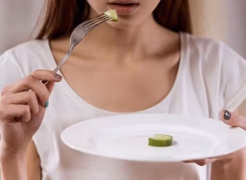 7. Tránh các chế độ ăn kiêng: Áp dụng các chế độ ăn kiêng khem không chỉ làm hỏng sự trao đổi chất mà còn tàn phá mái tóc của bạn. Alex Roher MD, chuyên gia gây tê cảnh báo: "Hãy cẩn thận với những chế độ ăn kiêng có thể khiến cơ thể bạn thiếu các vitamin và protein cần thiết cho mái tóc khỏe mạnh". Thay vào đó, hãy lựa chọn thực phẩm nguyên chất, chưa qua chế biến. Ảnh: Eatthis.