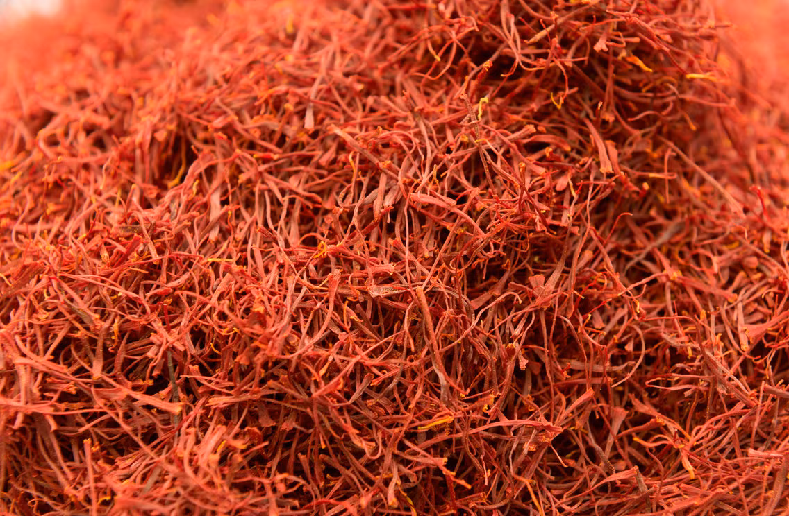 Mỗi bông hoa chỉ sản xuất một vài sợi saffron. Loại gia vị đắt đỏ này thường được bán theo trọng lượng rất nhỏ, chỉ với một vài sợi đóng gói trong chai thủy tinh. Ảnh: Shutterstock.