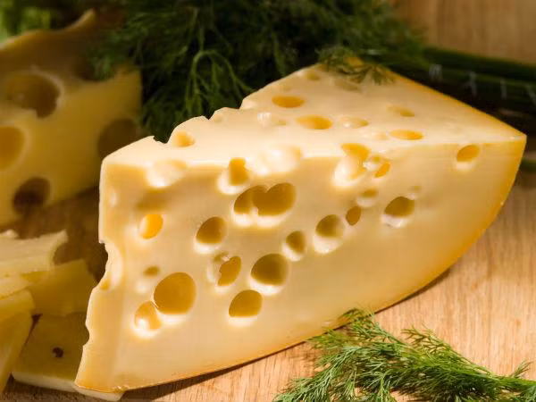 Phô mai Cheddar đặc biệt tốt cho sức khoẻ vì nó chứa rất nhiều protein, chất béo lành mạnh, vitamin D và canxi. Ảnh: Boldsky.