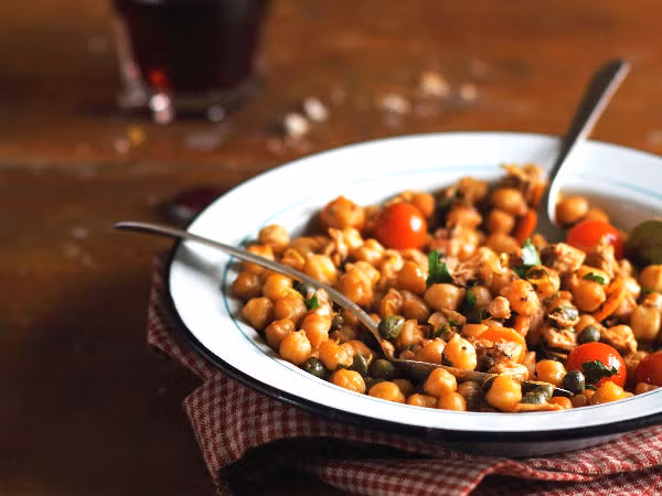 Đậu gà (chickpeas) có hàm lượng protein rất cao và cũng có thể làm giảm viêm đường ruột do đường. Ảnh: Boldsky.