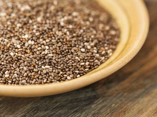 Hạt chia cũng được coi là siêu thực phẩm được nhiều người lựa chọn vì chứa protein cao. Ảnh: Boldsky.