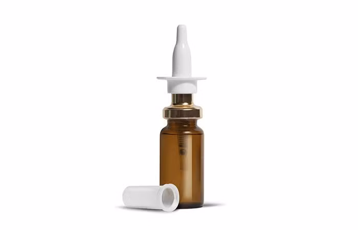 Nước muối biển là một biện pháp chữa khô mũi đơn giản và có thể dễ dàng chuẩn bị ở nhà. Nước muối tác động lên độ ẩm và giữ ẩm cho mũi. Phương pháp này giúp giảm nhanh chóng tình trạng khô mũi và nghẹt mũi. Lưu ý: Không dùng muối ăn thường vì nó có thể chứa các chất phụ gia khác có thể gây kích thích niêm mạc mũi. Ảnh: Shutterstock.