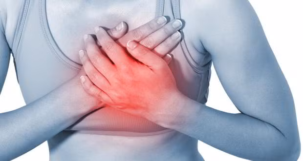 3. Đau ngực: Đau ngực có thể là do nhiều lý do. Đau ở cả hai ngực có thể là do dao động hormone hoặc dùng quá nhiều caffeine. Các yếu tố khác có thể là do thiếu chất sắt hoặc do đến kỳ kinh nguyệt, do căng cơ hoặc áo ngực không vừa kích cỡ. Ảnh: Boldsky. 