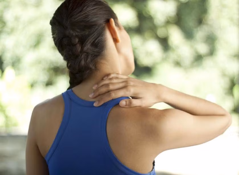 Chườm nóng giúp giảm nhức mỏi cổ: Bạn có thể chườm nóng bằng cách lấy một chai nước ấm hoặc chiếc khăn nhúng vào nước ấm và chườm lên cổ trong 10 phút. Liệu pháp này giúp kích thích máu lưu thông, qua đó giảm nhức mỏi cổ. Ảnh: Internet.