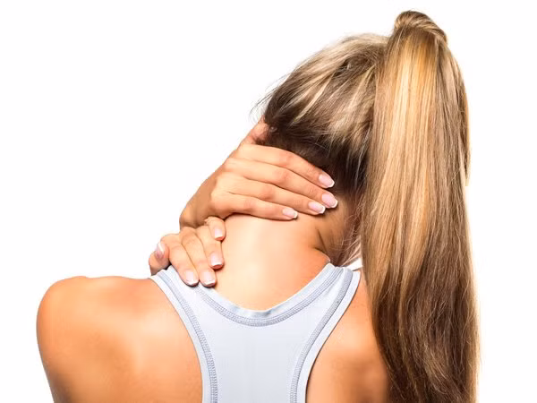 Ngồi hàng giờ trước máy tính và nhìn chằm chằm vào màn hình là một trong những nguyên nhân khiến cổ bạn bị cứng và nhức mỏi. Kiến Thức xin mách bạn một số mẹo hay chữa nhức mỏi cổ đơn giản sau có thể giúp bạn vượt qua tình trạng khó chịu này. Ảnh: Boldsky.