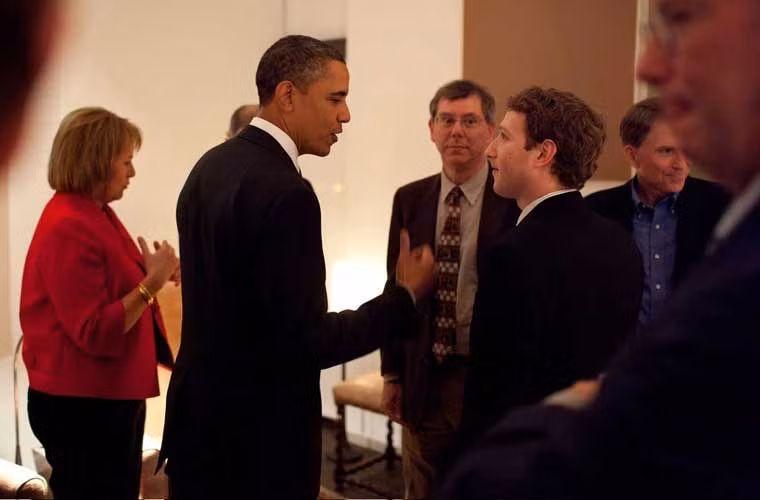 Với sự phát triển bùng nổ, Mark Zuckerberg cũng tham gia vào nhiều hoạt động, gặp gỡ với các nhà lãnh đạo thế giới như Tổng thống Obama nhằm truyền bá Internet tới người dùng.