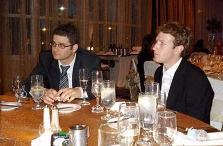 Chỉ trong vòng 1 tháng, một nửa sinh viên trường Harvard đều là thành viên của Thefacebook. Cho tới tháng 3/2004, trang xã hội này đã lan tới trường Yale, Columbia và Stanford. Zuckerberg đã hợp tác với các bạn cùng trường gồm Dustin Moskovitz (bên trái hình trên), Eduardo Saverin, Andrew McCollum và Chris Hughes để cùng anh quản lý và phát triển trang.