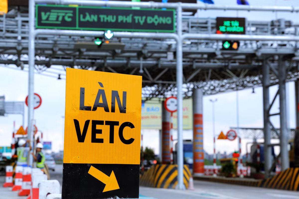 Với nhà nước: Xây dựng hệ thống cơ sở hạ tầng phát triển vì sự phát triển của xã hội; hỗ trợ Nhà nước xây dựng cơ sở dữ liệu giao thông quốc gia; dễ dàng quản lý chi phí, hoạt động của các BOT. Với nhà đầu tư BOT: Minh bạch, tránh thất thoát chi phí bởi các chủ BOT dễ dàng đối soát nhờ thông tin lưu lại; tiết kiệm chi phí về con người và in ấn. Với công nghệ hiện đại, đi qua làn thu phí ETC sẽ nhanh hơn làn thu phí MTC truyền thống. (Ảnh minh hoạ)