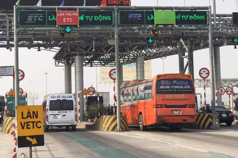 Ứng dụng sẽ có các thông tin cơ bản như thông tin về xe, số tiền trong tài khoản, ngày giờ di chuyển qua từng trạm, mức phí của từng trạm và các thông tin có liên quan khác. Nhân viên dán thẻ hỗ trợ khởi tạo để dùng đăng nhập vào app. Để nạp tiền vào tài khoản sử dụng thẻ thu phí tự động không dừng, chủ xe có thể thao tác ngay trên ứng dụng và thanh toán bằng Mobile Banking, VNPay, VNPTePay... (Ảnh minh hoạ) 