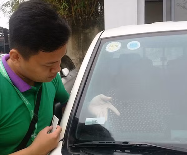  Dán thẻ thu phí không dừng ở đâu?: Với nhu cầu sử dụng dịch vụ thu phí tự động ngày càng cao, VETC đã triển khai thêm rất nhiều điểm dán thẻ E-tag để luôn sẵn sàng đáp ứng nhu cầu của người dùng. Dán thẻ thu phí tự động tại các trạm thu phí: Để nâng cao sự tiện lợi, VETC bổ sung đội ngũ dán thẻ ở mỗi BOT giúp khách hàng có thể tiện đường di chuyển, tranh thủ dán trước khi đi qua trạm nếu có nhu cầu. (Ảnh minh hoạ)