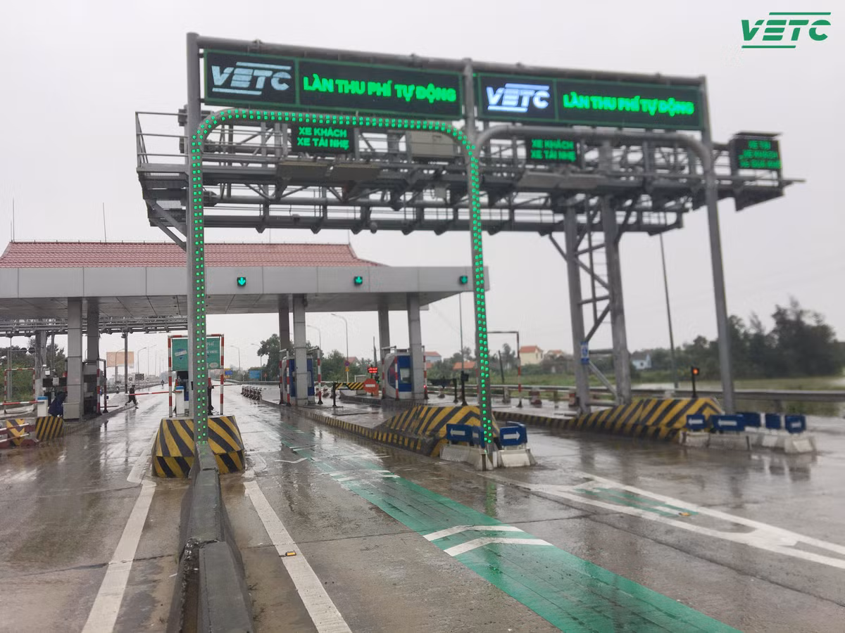 Chỉ xử phạt hành vi cố tình vi phạm: Thiếu tướng Lê Xuân Đức, Phó cục trưởng Cục Cảnh sát giao thông, cho hay trước mắt tuyên truyền cho người dân hiểu được quyền lợi và trách nhiệm của mình khi đi trên cao tốc với dịch vụ thu phí không dừng. Chỉ xử phạt những hành vi cố tình vi phạm. Song phải lưu ý rằng sau ngày 1/8, các phương tiện chưa dán thẻ vẫn cố tình lưu thông qua cao tốc có thể sẽ bị xử lý theo quy định. (Ảnh minh hoạ) 