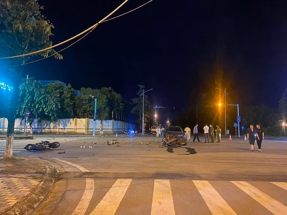 Hoa Binh: Xe may va cham voi o to, 1 thanh nien tu vong