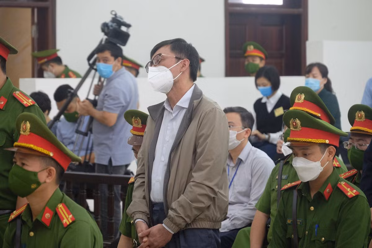 Sau khoảng thời gian đầu chối tội, ông Linh bất ngờ "quay xe", thừa nhận hành vi phạm tội; đồng thời tác động gia đình nộp đủ số tiền 5 tỷ đồng nhận hối lộ. Ghi nhận tình tiết này, HĐXX sau đó đã tuyên phạt cựu Phó Tổng cục trưởng Tổng cục Tình báo 14 năm tù, dưới mức thấp nhất của khung hình phạt. (Ảnh: Thanh Niên)
