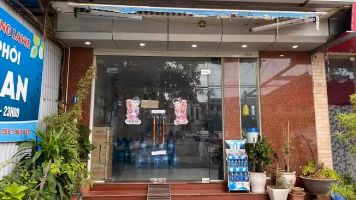 Chưa dừng lại, Công tiếp tục bảo vợ lấy chổi để dạy con, nhưng vợ không tìm thấy chổi nên đưa một thanh tre dài khoảng 50 cm cho Công. Sau đó, Công tiếp tục vụt vào mông, lưng con gái khiến nạn nhân tử vong. Ngày 28/9/2021, Công an quận Bắc Từ Liêm đã ra quyết định khởi tố vụ án, khởi tố bị can Lê Thành Công về tội "Cố ý gây thương tích". (Nơi xảy ra sự việc)