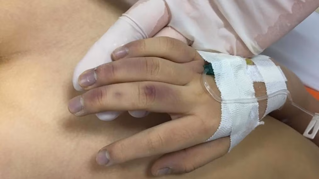  Bố dùng đũa đánh con lớp 1 đến chết ở Hà Nội: Lê Thành Công (43 tuổi, ở phường Xuân Đỉnh, quận Bắc Từ Liêm) dạy con gái học là bé L.H.A (6 tuổi) tại nhà riêng. Quá trình học, thấy bé A. mất tập trung, chậm tiếp thu nên Công dùng đũa gỗ vụt hơn 10 lần vào mu bàn tay trái, cánh tay trái và chân trái con gái. 
