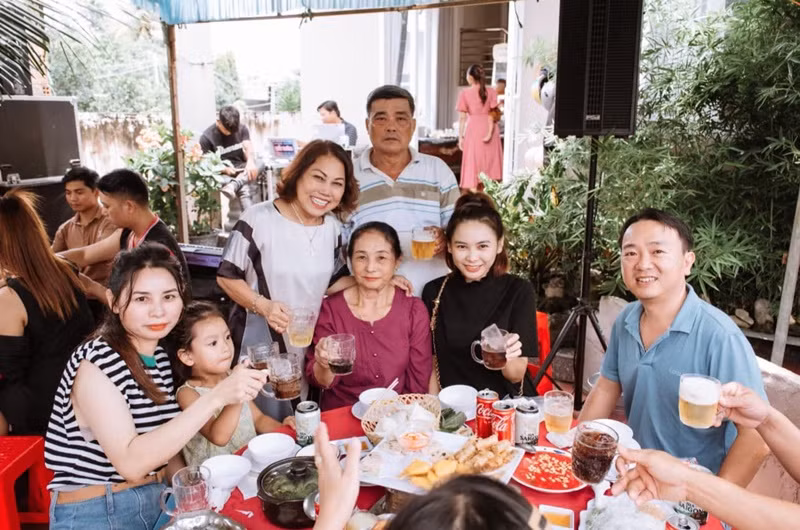 Vợ chồng nữ ca sĩ ly hôn cách đây nhiều năm. Năm 2018, cả hai mới tái hợp. Ảnh: FBNV.