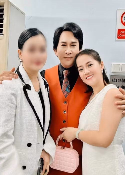 Nguyên Vũ đưa Hồng Loan đến hậu trường các chương trình. Nam ca sĩ chia sẻ, các nghệ sĩ Thanh Hằng, Kim Tử Long, Thoại Mỹ dành sự quan tâm cho con gái nghệ sĩ Vũ Linh.