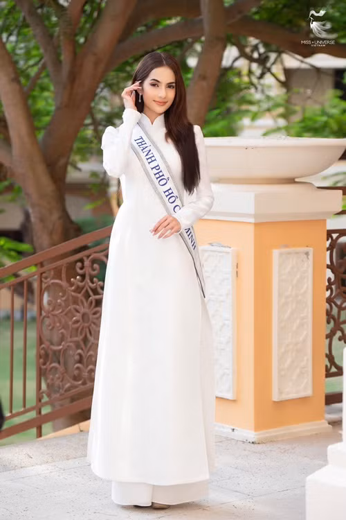 Emma Lê tươi tắn trong tà áo dài. Mới đây, cô nhận lỗi chưa kiểm tra số đo chiều cao trước khi cung cấp thông tin với ban tổ chức. Cụ thể, theo Vietnamnet, là người mẫu ảnh, Emma dùng số đo chiều cao 1m7 để nhãn hàng dễ hình dung vóc dáng, lựa chọn trang phục phù hợp. Thực tế, cô chỉ cao 1m68, là thí sinh thấp nhất ở cuộc thi Miss Universe Vietnam 2023.