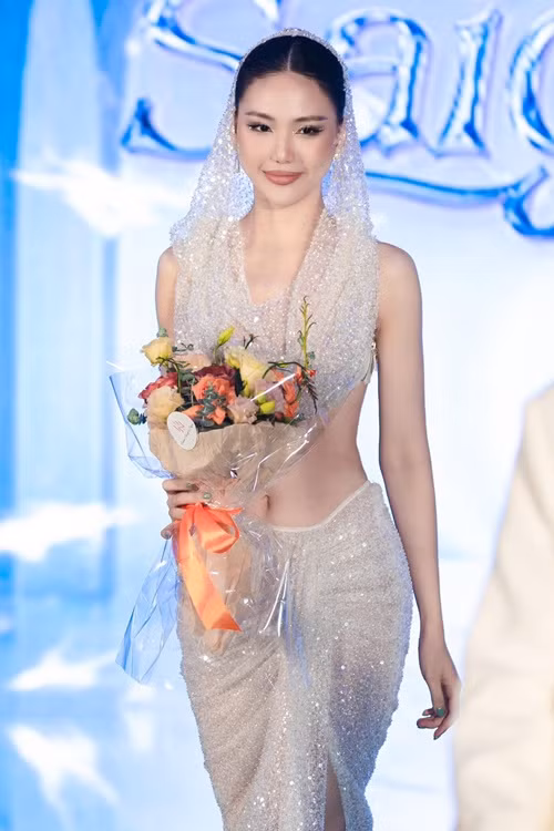 Trong cuộc phỏng vấn với Dân Trí năm 2022, Quỳnh Hoa cho biết, bố cô đã thông cảm hơn nhưng vẫn không nói chuyện về con đường nghệ thuật Quỳnh Hoa theo đuổi. Riêng hoạt động kinh doanh thì bố nữ người mẫu thường xuyên hỏi han.