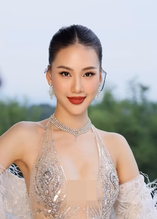 Chân dài sinh năm 1998 từng tham gia Hoa hậu Áo dài Việt Nam Thế giới 2017, Hoa hậu Biển Việt Nam Toàn cầu 2018 nhưng sớm dừng chân.