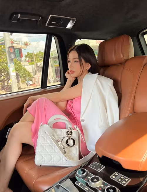 Nữ ca sĩ đang có cuộc sống xa hoa. Khán giả thường thấy cô đi xe hơi tiền tỷ, check in nơi sang chảnh, mặc đồ hiệu. Ảnh: FBNV.