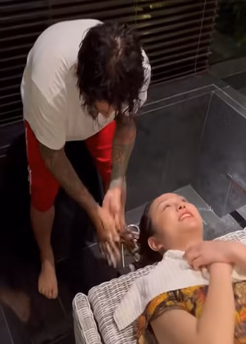 Trong một chuyến công tác ở Đà Nẵng, vì ngoài trời mưa to, Hương Baby không thể ra ngoài để chăm sóc mái tóc, Tuấn Hưng không ngần ngại gội đầu cho vợ. Ảnh: Người Đưa Tin.
