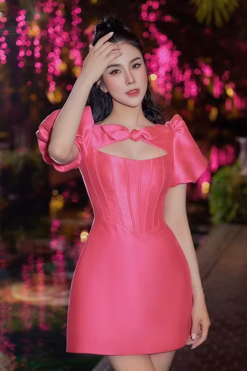Diệp Lâm Anh còn chỉ đích danh Quỳnh Thư là người thứ ba. Diệp Lâm Anh chia sẻ ảnh chụp tin nhắn giữa chồng cũ và Quỳnh Thư trước đây. Nội dung tin nhắn cho thấy Đức Phạm và Quỳnh Thư xưng hô "vợ - chồng". Ảnh: FBNV.