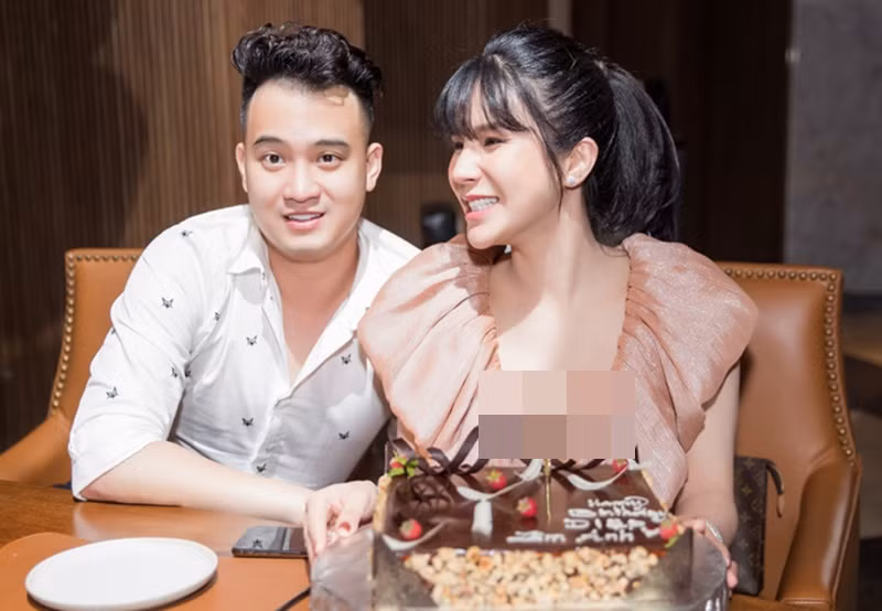 Theo Dân Việt, trong phiên tòa xét xử ngày 25/9, Đức Phạm tự nguyện chu cấp cho con gái 50 triệu đồng/tháng. Về phần mình, Diệp Lâm Anh không cần chu cấp để chồng cũ nuôi dưỡng con trai. Ảnh: Saostar.