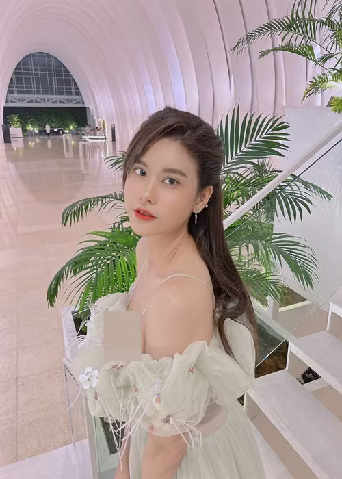Trương Quỳnh Anh đi hát, đóng phim chiếu mạng sau khi tái xuất. Ngoài ra, cô còn sản xuất phim ảnh.