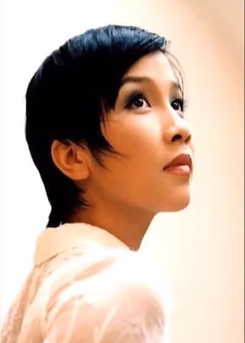 Mỹ Linh sinh ra trong gia đình không có truyền thống nghệ thuật. Theo Dân Trí, mẹ cô là công nhân Xí nghiệp Dược phẩm TW2, bố Mỹ Linh là giáo viên dạy Văn sau chuyển thành công nhân, thầu xây dựng. Từ lúc còn rất nhỏ, Mỹ Linh đã thích hát.