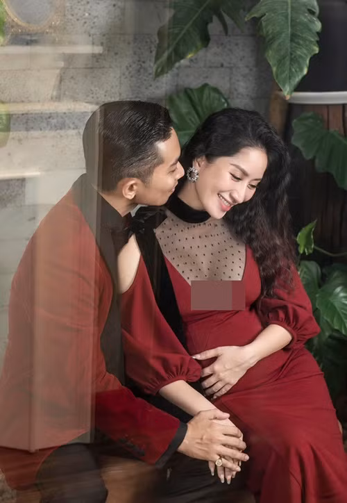 Ít ngày trước khi lâm bồn, bà xã Phan Hiển chia sẻ: "Thức đêm vì khó thở quá, nằm kiểu gì cũng khó ngủ. Rồi thấy chán vì cảm giác như kiểu không có làm được việc gì. Thấy rảnh quá. Xong sáng nay khóc vì chán. Bầu sắp đẻ nên tự nhủ tâm lý hơi bất ổn vì nhàn rỗi quá".