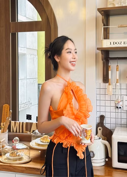 Sau khi dao kéo, cô tự tin khoe gương mặt ở góc nghiêng.
