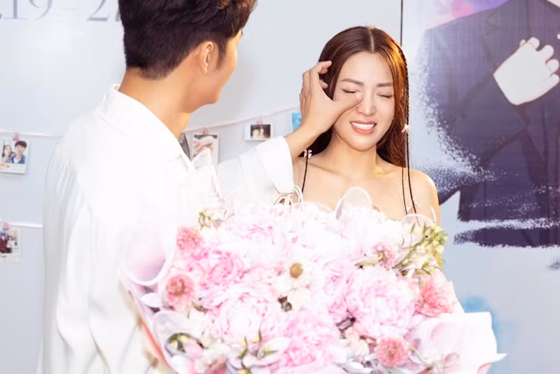 Gin Tuấn Kiệt lau nước mắt cho bạn gái. Ảnh: FB Gin Tuấn Kiệt.